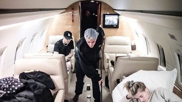 2 - Justin Bieber jogando golfe dentro do aviao (1)