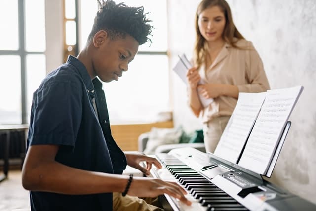 Aprender a tocar piano sozinho - aulas