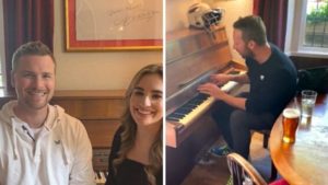 Chris Martin canta de improviso para casal