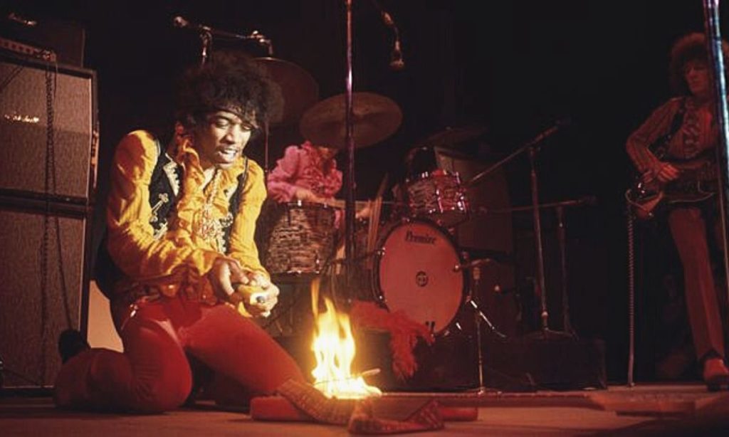 Jimi Hendrix - Monterey Stratocaster queimando - Tony Iommi guitarristas