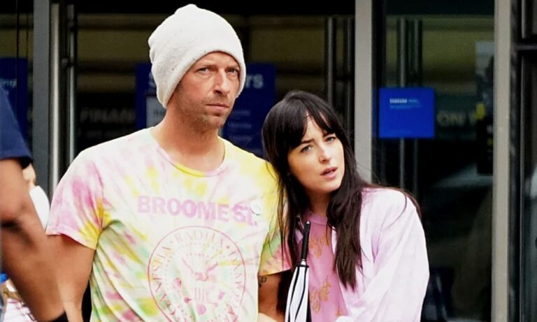 Chris Martin e Dakota Johnson arquivam ordem de restrição contra uma mulher que os persegue