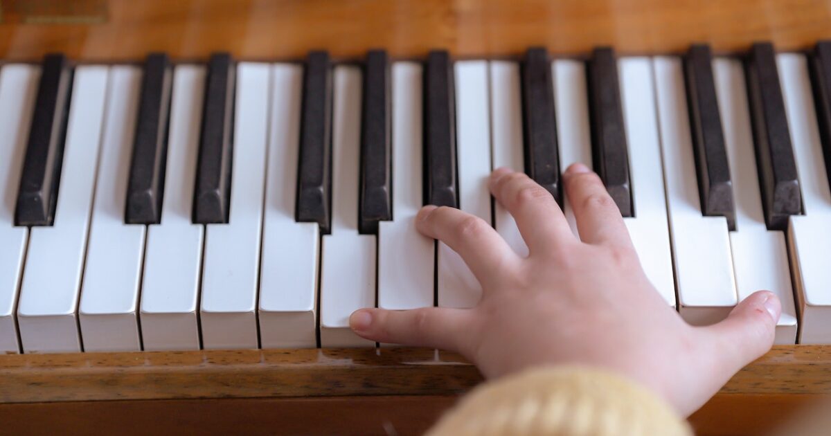 Como tocar piano com as duas mãos