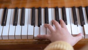 Como tocar piano com as duas mãos