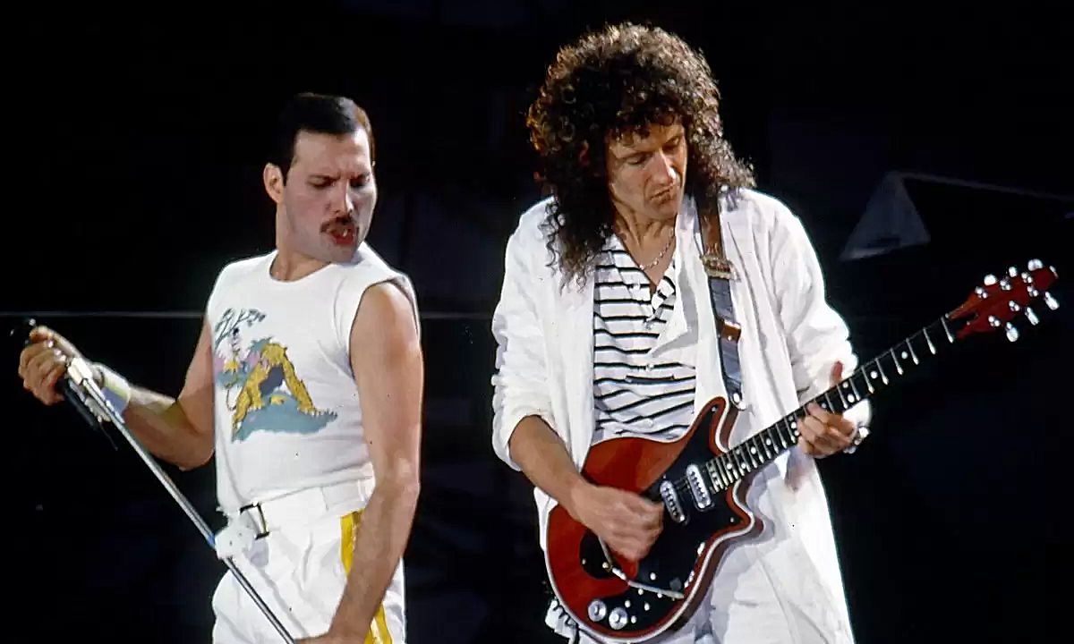 A rivalidade sutil entre Brian May e Freddie Mercury que rendeu uma música