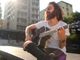 As músicas de rock mais fáceis para aprender a tocar no violão - Com Tutorial