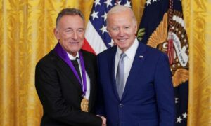 Bruce Springsteen recebe Medalha Nacional de Artes do Presidente Biden