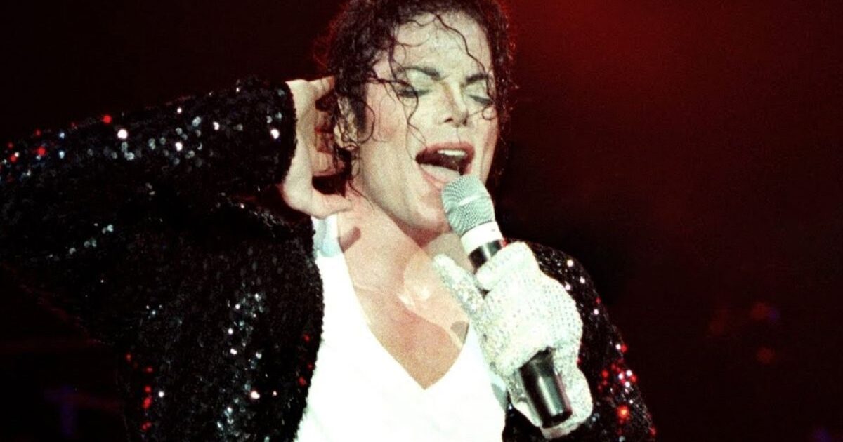 A icônica luva branca de Michael Jackson cobria algo que você não sabia