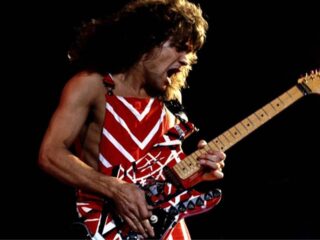 A música do Van Halen que podemos ouvir Eddie quebrando a guitarra