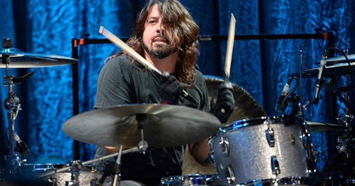 Assumindo as baquetas Dave Grohl gravou a bateria em novo álbum do Foo Fighters