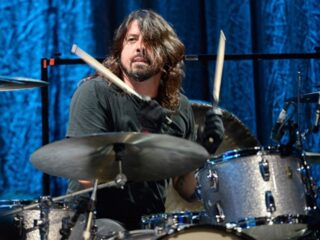Assumindo as baquetas Dave Grohl gravou a bateria em novo álbum do Foo Fighters
