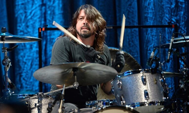 Assumindo as baquetas Dave Grohl gravou a bateria em novo álbum do Foo Fighters