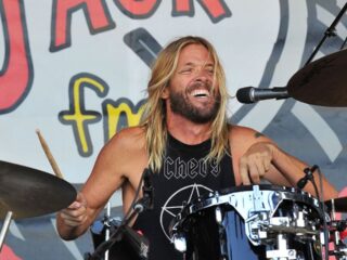 Taylor Hawkins do Foo Fighters nomeou os 5 melhores bateristas de todos os tempos