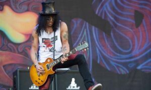 Assista à performance épica de Slash no Glastonbury Festival 2010