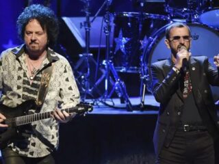 Steve Lukather do Toto revela como é trabalhar com Ringo Starr