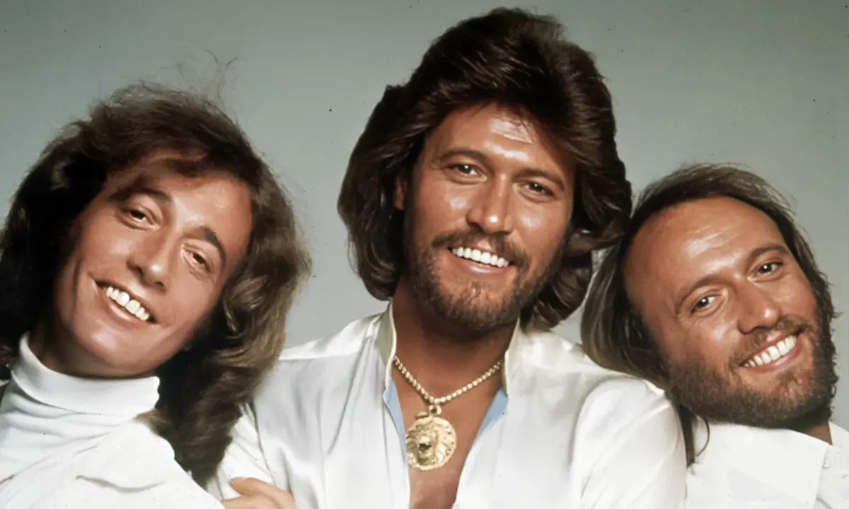 A história de 'Staying Alive' dos Bee Gees