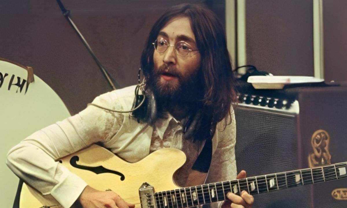 Quais instrumentos John Lennon tocava