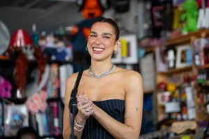 Dua Lipa Encanta no Novo Tiny Desk: Uma Experiência Intimista e Cheia de Emoção