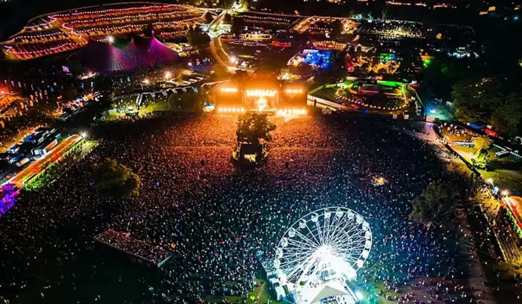 Coldplay - UK 2025 - Dakota Johnson na plateia