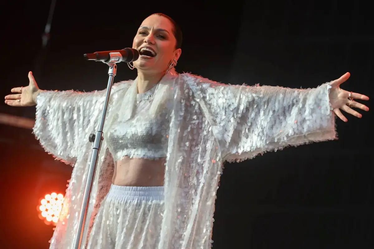 Jessie J retorna aos palcos