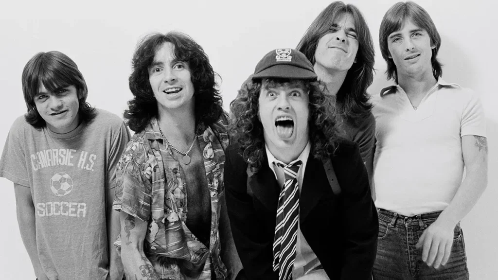 AC/DC: A Maestria da Simplicidade que Redefiniu o Rock Clássico