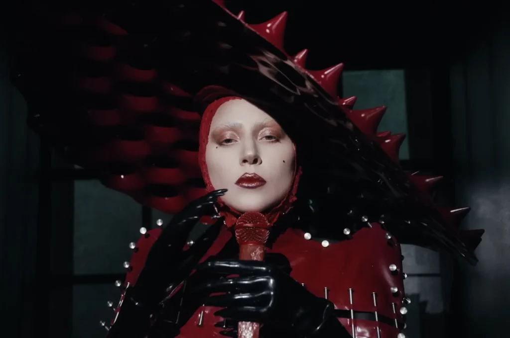 Lady Gaga No Topo: "The Dead Dance" Quebra Recorde de 12 Anos!