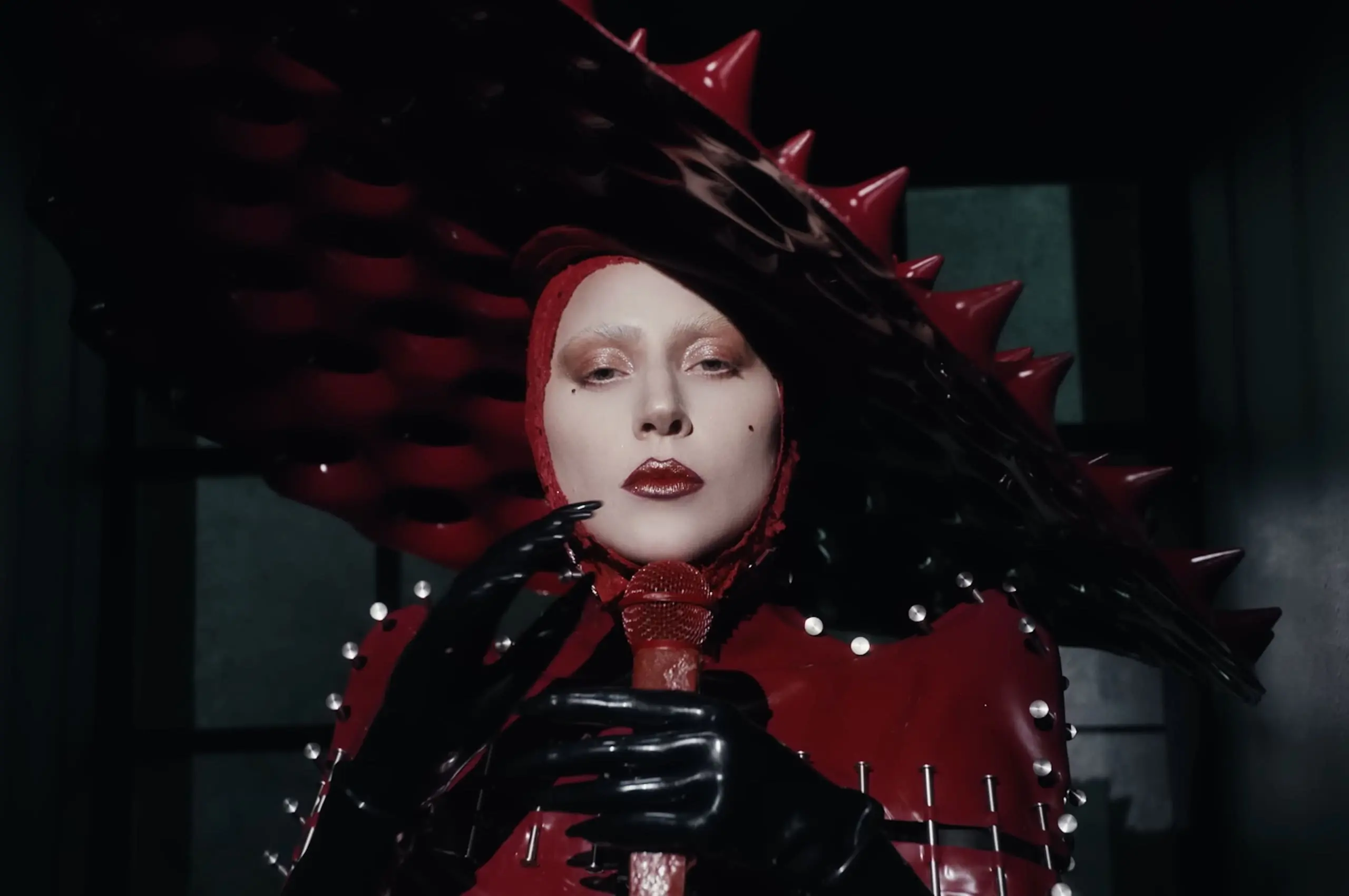 Lady Gaga No Topo: "The Dead Dance" Quebra Recorde de 12 Anos!