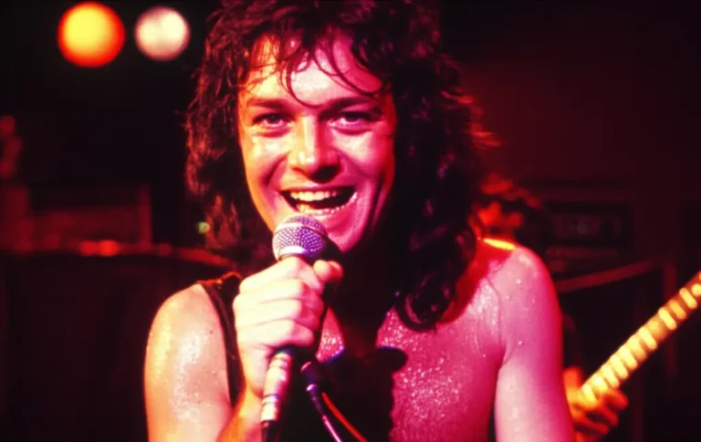 Bon Scott: A Voz Selvagem que Incendiou o Coração do AC/DC