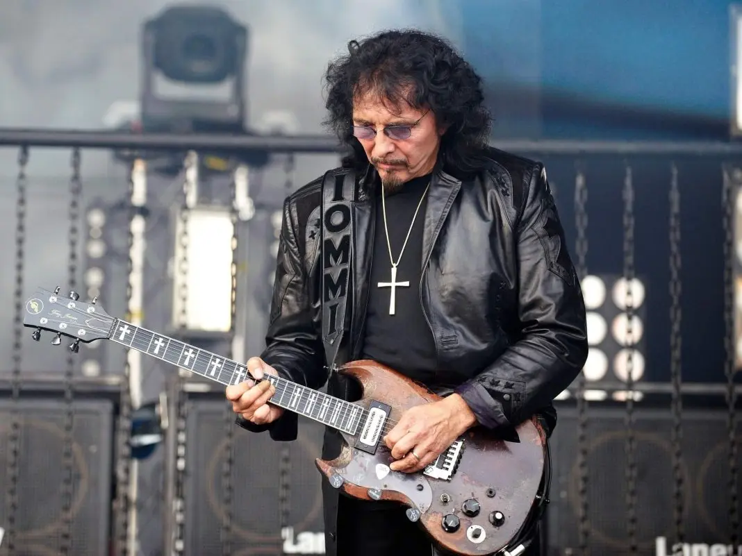 Assista: Tony Iommi Choca o Público com Aparição Surpresa no Palco do Balé do Black Sabbath