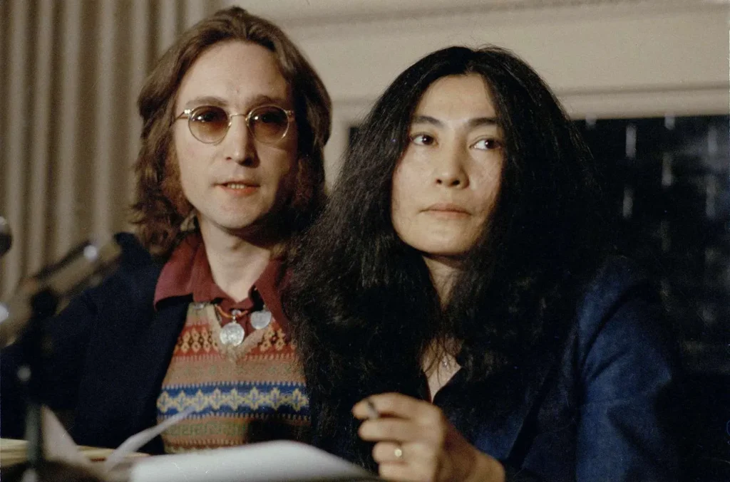 Os Óculos de John Lennon na Capa de 'Season of Glass': Arte ou Profanação?