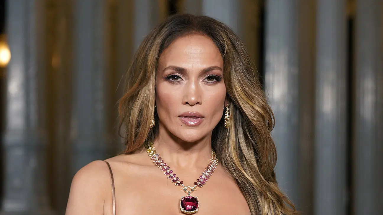 Jennifer Lopez cala críticos: "Se você tivesse essa bunda, também estaria nua!"